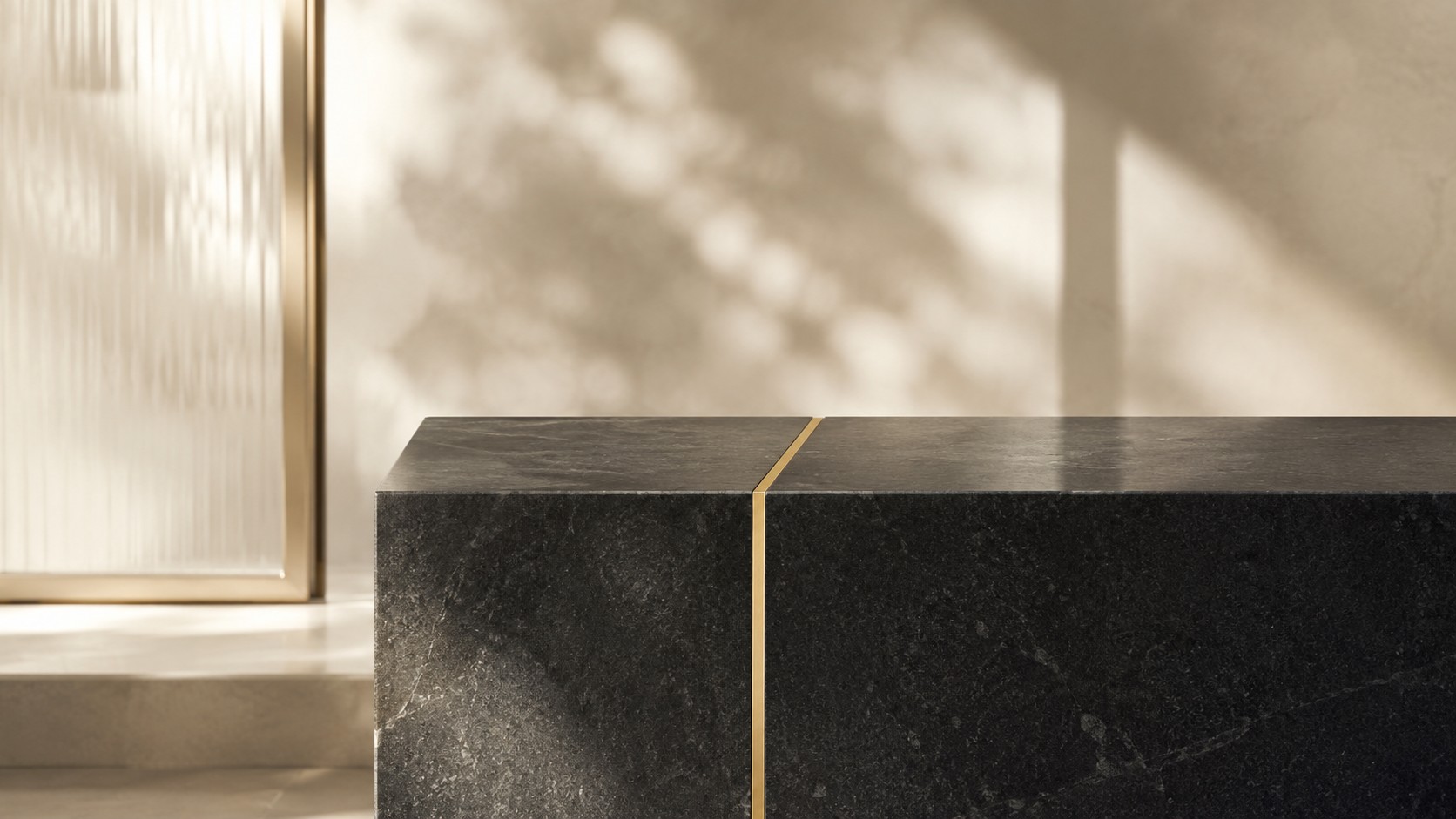 Schwarzer Steinblock mit goldener Linie als Symbol für die präzise Prüfung eines Steuerbescheids