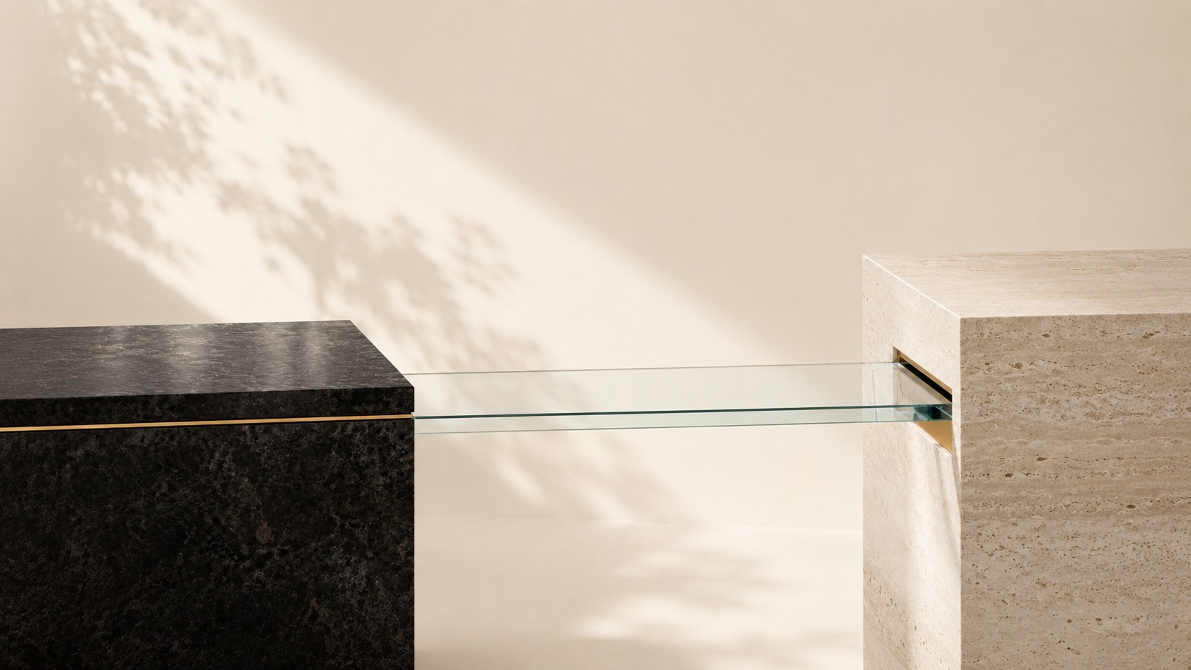 Abstrakte Architektur aus Stein, Glas und Messing als Sinnbild für klare rechtliche Struktur im Steuerrecht