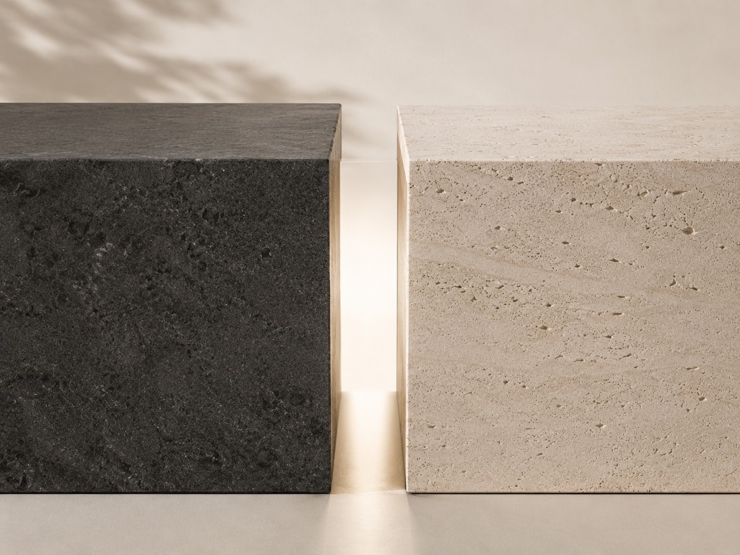 Abstraktes Architekturmodell aus hellem Stein, dunklem Block und Glas als Symbol für Steuerrecht, Einspruch und rechtliche Orientierung